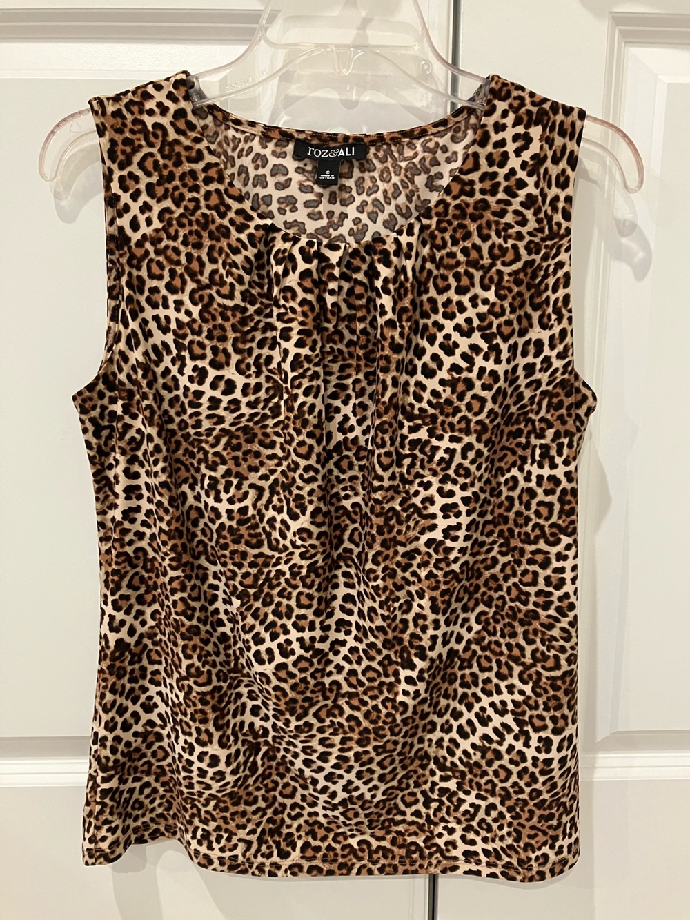 Roz & Ali Leopard Print Pleated Sleeveless Blouse — Size S